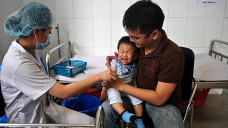 Trẻ em khi đủ 9 tháng tuổi cần được tiêm ngay vaccine sởi (Ảnh minh họa)